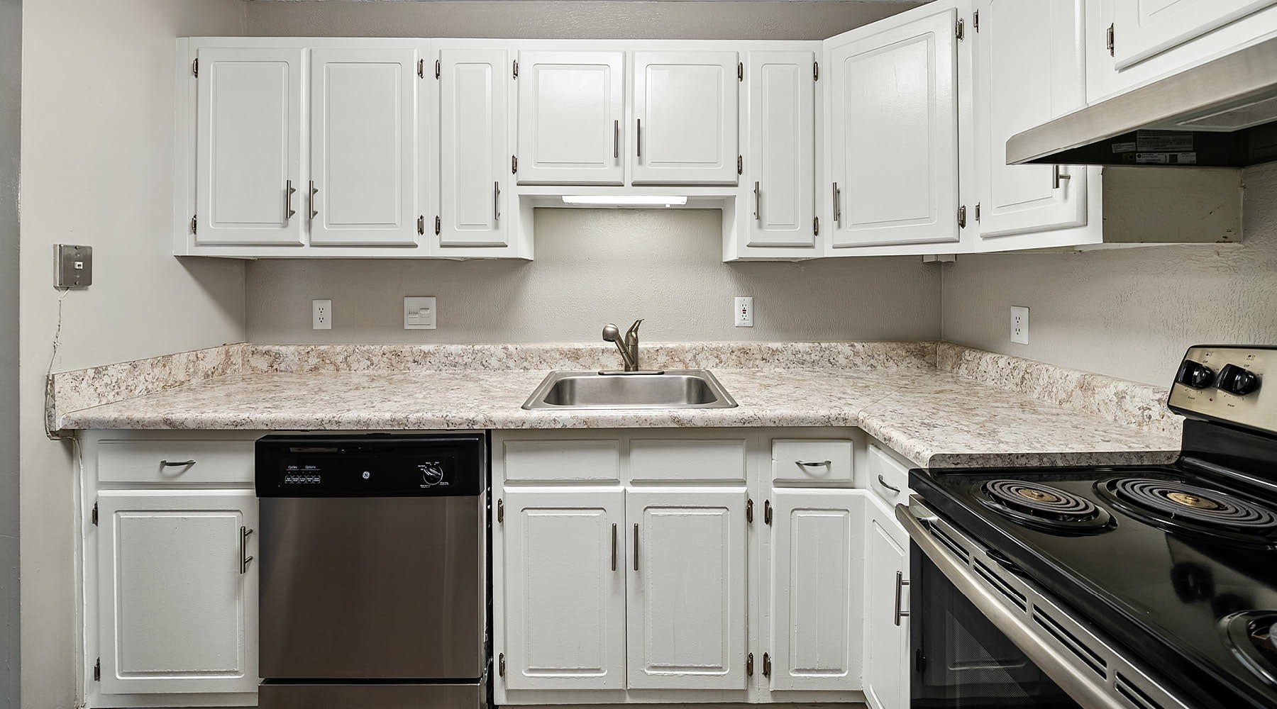 large kitchen with ample lighting